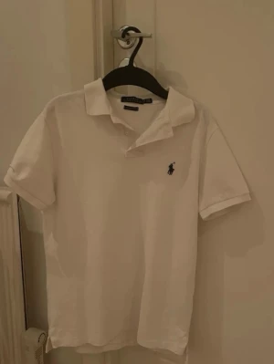 Polo Ralph Lauren piké t-shirt - Tjena, säljer denna polo piké t-shirten, passar ritkigt bra nu inför våren/sommaren. Knappt använd och därmed bra skick. Vid frågor är det bara att skriva privat. Fraktas inom 24h!🤩