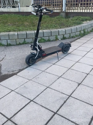 Joyor s10sz 2025 SNABB AFFÄR - 1000Wx 2 motorer 60v 18 ah batteri räckvidd på ungefär 75km Går upp till 70kmh men spärras till 20 enkelt Den har gått 800 km och funkar som helt ny har nytt bromsbeläggen och oljan på bakbromsen så den är bättre Har modifierat den lite med saker men det ingår i köpet 2x zoom hydraliska bromsar som är kraftfulla! Om du är en föräldrer som vill köpa det här till era barn är det bara kontakta mig Kan sälja för billigt!   Snabb affär vill få bort den så snabbt som möjligt