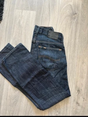 Mörkblå bootcut jeans - Säljer ett par mörkblå bootcut från Lee. W29 L32