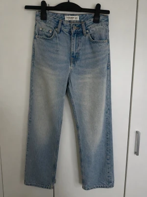 Ljusblå raka jeans från Pull&Bear - Snygga ljusblå jeans från Pull & Bear i storlek S(32). Klassisk modell med rak passform och normal midja. Två framfickor och två bakfickor. Byxorna har en snygg, lätt tvättad look som passar till det mesta.  Bra skick – inga hål eller större slitningar.  Perfekta till både vardag och mer uppklädda outfits!