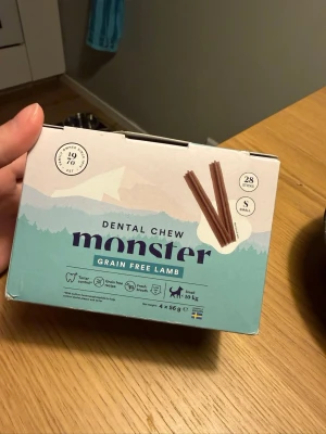 Monster Dog Dental Chew Lamb Small - Monster Dog Dental Chew Lamb, Small. 100% spannmålsfria hundtudd gjorda på skonsamt lammkött. Främjar tandhälsan genom att rengöra tänder och massera tandköttet. Köpte förra veckan för 179 kr på Vetzoo. Endast 3 st använda, så 25 st kvar. Säljer pga foderallergi hos min hund.