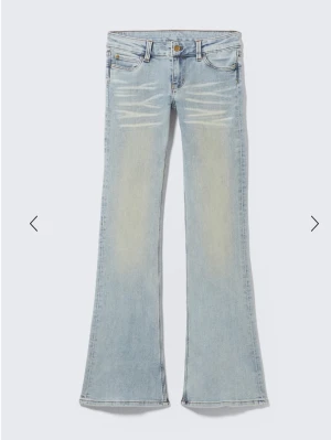 Ljusblå jeans - Säljer ett par slutsålda, snygga bootcutjeans ifrån cheap monday (weekday), då jag tyvärr inte använder dem. Den gröna ”lappen” bak är borttagen!