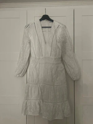 Vit klänning - Säljer en superfin klänning från guess som är perfekt för studenten och sommaren. Endast använd en gång.