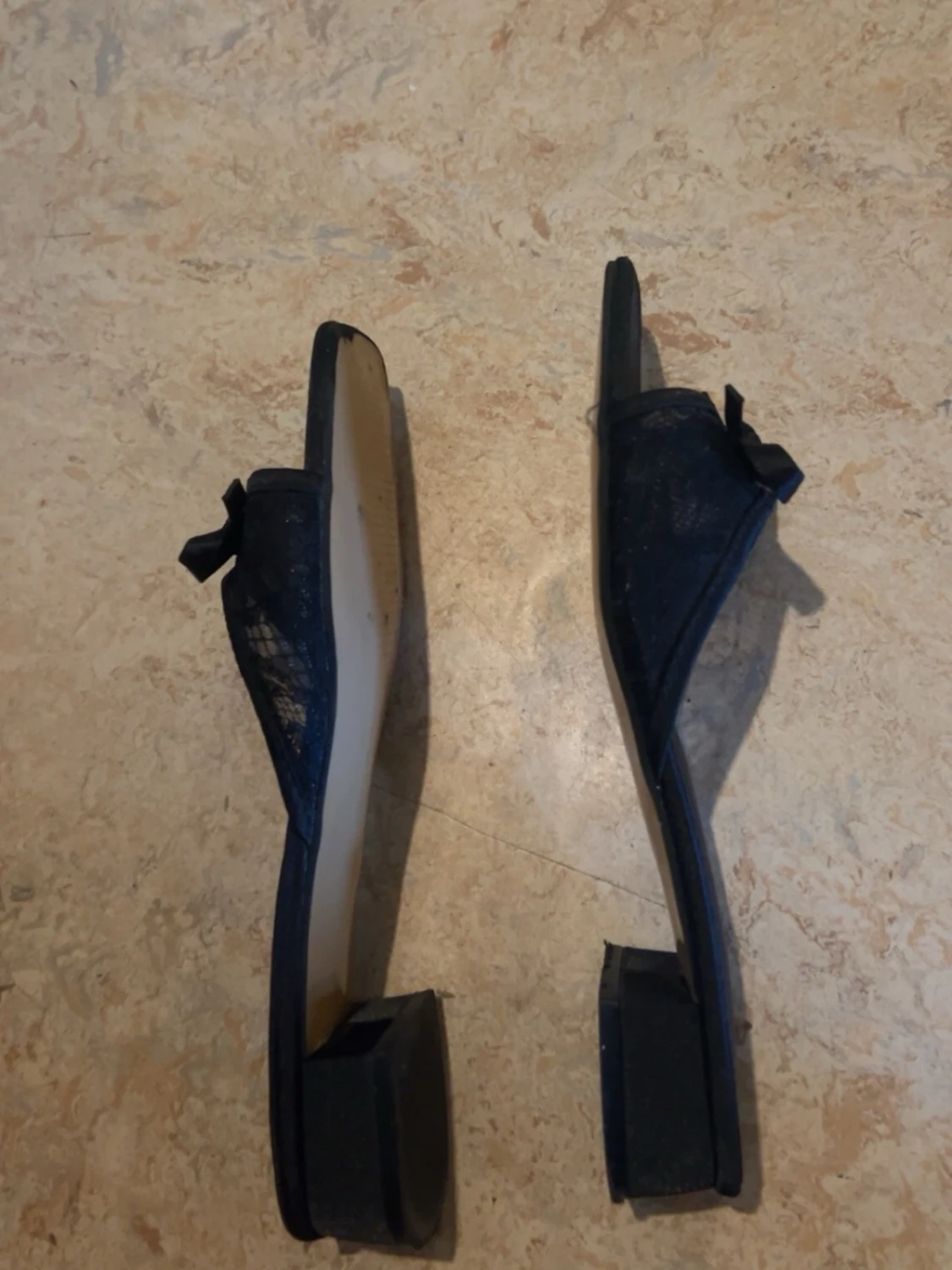 Svarta slip-in tofflor med rosett - 3