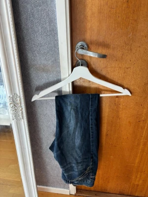 Blå lågmidjade jeans  - Fina mörkblå lågmidjade jeans. 