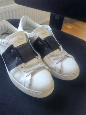 Valentino open  - Säljer dessa sjukt feta valentino opens i storlek 41, skick enligt bild!!! Hör av er vid frågor 