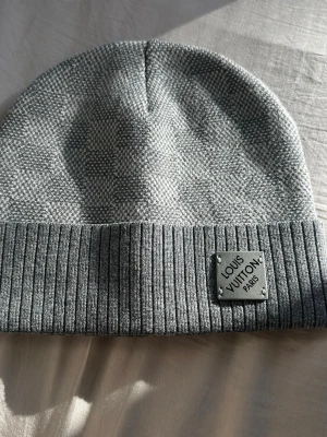 Grå  mössa - Snygg grå mössa, Perfekt för dig som vill ha en exklusiv och stilren accessoar till hösten och vintern.