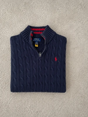 Marinblå stickad quarter zip från Ralph Lauren  - Fint skick! Passar ca 160 cm Hör av dig vid frågor!