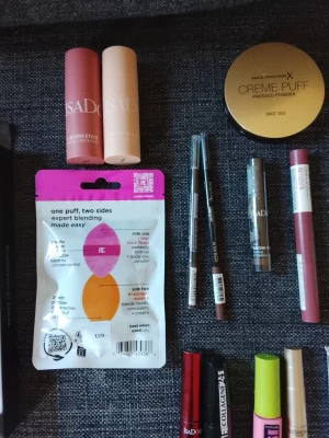 STORT SMINKPAKET – HELT NYTT  - Säljer ett stort paket med blandat smink – perfekt för dig som vill fylla på sminkväskan eller testa flera produkter till ett riktigt bra pris! I paketet ingår bland annat: •puder • Rouge & glow sticks • Mascara & fransprimer • Ögonbrynspennor & brynprodukter • Läpprodukter • Sminksvamp • + lite extra som också syns på bilderna  ALLTING ÄR HELT NYTT OCH OANVÄNT. SÄLJES ENDAST SOM PAKET Det här är verkligen ett FYND med tanke på mängden produkter och nypris!