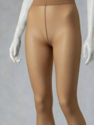 NYA OANVÄNDA Bruna tunna tights / strumpbyxor från Lindex,  SMALL - Säljer ett par exklusiva tights från Lindex i färgen Sunbrown. De är tunna med 15 denier, har matt finish och förstärkt tå. Tightsen har bomullskil och ger en mjuk och lyxig känsla. Perfekta till kjol eller klänning när du vill ha en naturlig look. Skyltdockan visar ungefär hur de ser ut på.