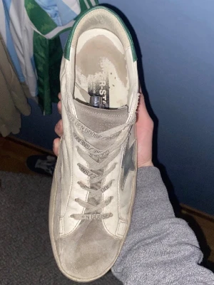 Golden Goose med gröna detaljer  - Säljer mina golden goose skor med gröna detaljer, skorna är i bra kvalitet det är bara sulan som är lite sliten men det är inget som påverkar. Byten är intressanta. Möts upp i Stockholm 