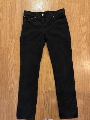 Levis Manchesterbyxor - Säljer min killes Levi’s manchesterbyxor i mycket bra skick. Mjukt och bekvämt material med klassisk passform som funkar till både vardag och lite mer uppklätt. ✨ Inga större slitage.