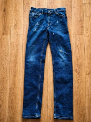 Dondup Jeans - Snygga Dondup jeans  med slitningar och distressed detaljer på framsidan. 