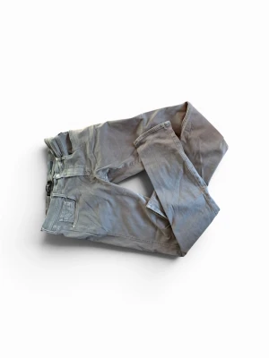 Grå raka jeans med fickor bak - Snygga grå jeans med raka ben och klassiska bakfickor. Jeansen har bälteshällor och är tillverkade i ett mjukt denimtyg som ger en avslappnad look. Perfekta för dig som gillar en enkel och stilren stil.🙌🏼 helt nya använd 1 gång😆inte i original förpackning 