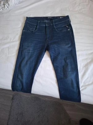 Replay Anbass Jeans - Säljer nu dessa Replay Anbass Jeans, storlek W32 L34, stilrena med strech. Skriv för fler bilder/frågor🙌🏼