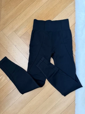 Helt nya träningstights från H&M Move - Svarta träningstights, använda en gång. Hög midja. Storlek XS.