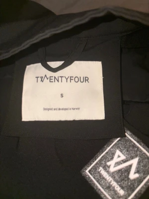 Svart jacka från Twentyfour - Stilren svart jacka från Twentyfour med klassisk passform och diskret logga på bröstet. Jackan är designad i Norge och har en enkel, modern look som passar till många olika outfits. Bättre pris kan diskuteras vid snabb affär 