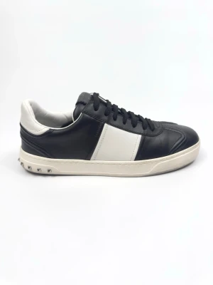 Valentino Flycrew sneakers - Valentino Garavani Open sneakers. Storlek 39,5 sitter som 40. Skick 10/10 - enbart testade - alla nitar sitter kvar. Nypris ca 8000kr. 100% autentiska.