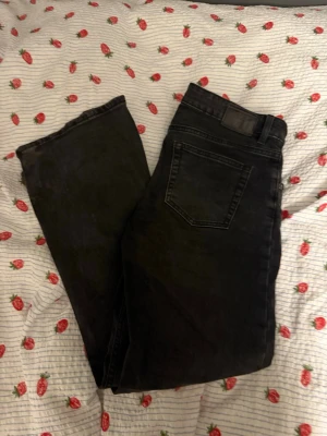 Svarta low bootcut jeans från 157 - Säljer ett par svarta jeans från 157 med low bootcut-modell. Jeansen har klassisk femficksdesign och är tillverkade i ett mjukt denimtyg. Perfekta för dig som gillar en avslappnad men ändå trendig look.