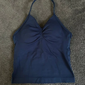 Dfyne Mörkblå halterneck topp - Snygg mörkblå träningstopp från Dfyne, säljer pga den var för liten på mig. Använd några få gånger, säljer också matchande shorts i strlk S. köpta här på Plick. (Inte mina bilder) Skriv för fler frågor🤍