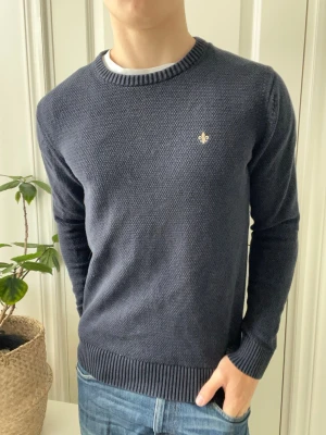 Morris tröja stickad L - Morris tröja stickad L, Inga defekter! Modellen i bilderna är 180 cm 75 kg och bär Storlek L , som passar perfekt 💯. Kom med frågor! 🌟 (Kan gå ned i pris vid köp av paket 😉) 