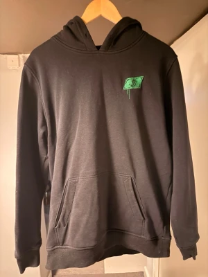 P.L design hoodie - Svart hoodie med huva och känguruficka. På bröstet finns ett grönt sedel-tryck och på ryggen ett stort färgglatt motiv av Kalle Anka, dollar och texten 'Chasing Paper' i graffiti-stil. Hoodien är skapad av P.L design som är konstnär/graffitimålare. Hoodien är limiterad och det släpptes endast 50 exemplar!!