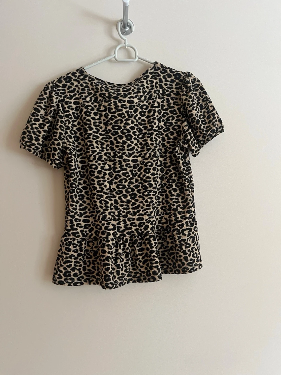 Leopardmönstrad blus med volang - 1