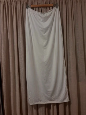 Vit maxikjol shein - En vit maxikjol med slits baktill. 