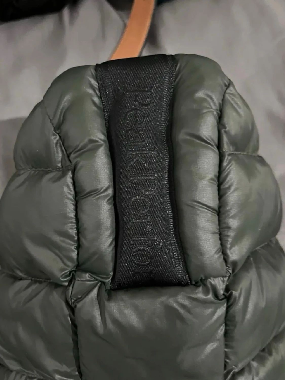 Svart dunjacka med huva - 3