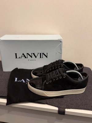 Lanvin - Tjo, säljer dessa super snygga marinblå Lanvin i glans i skick 8/10 - size 41/42 (uk6) | Ingår allt OG dvs box, dustbag | Nypris= 6000kr på NK - Mitt pris endast= 2199kr 