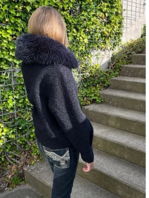 Svart pälsjacka med stor krage - Snygg mörk blå kappa med stor krage i mjuk fuskpäls. Kappan har en rak passform, stora knappar framtill och två bröstfickor. Materialet ser ut att vara ullmix som ger en lite ruffig textur. Perfekt för kyliga dagar och ger en cool, trendig look.