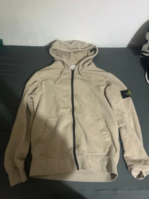 Beige zip hoodie från Stone Island - Säljer en beige hoodie från Stone Island med dragkedja. Säljer den för att den har blivit liten på mig. Storlek S
