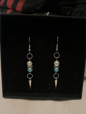 Silverörhängen  - Ett par silverörhängen som även finns att köpa enskilt så kolla mina andra annonser! Det är rostfritt stål.