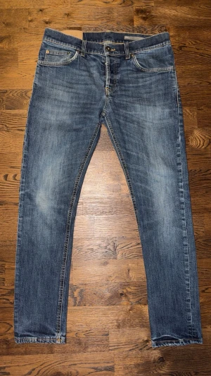 Dondup Jeans Mius  - Dondup Jeans Mius! Trendigaste jeansen på marknaden.  Ny pris=4000 kr Säljs för 999 kr         (Modellen har original slitningar från fabrik vilket är väldigt eftertraktat och populärt)