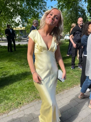 Balklänning gul - Säljer nu min fina ljusgula balklänning. Endast använd på balen💛Har några små små defekter men inget som syns💛Storlek S, jag är 161 cm och på bilden har jag klackar till klänningen💛
