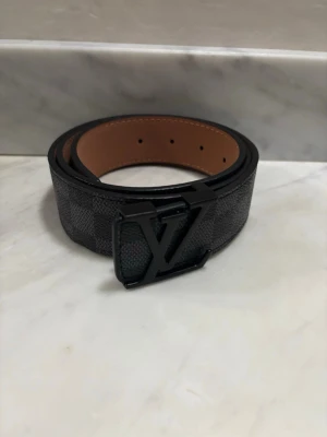 LV bälte - Snyggt svart bälte från Louis Vuitton med klassisk LV-logga i metall framtill. Bältet är i grym kvalité, storlek 105. Hör av er vid minsta intresse💸