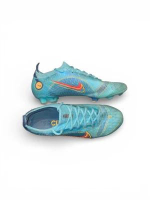 Nike mercurial vapor 14 elite  - Riktigt bra skick och säljs för mycket bra pris! 🏆  Inga defekter!  Det ända som är lite skadat är topparna på snörena men inget som ska hindra dig för att spela bra!   Snabb leverans 🚚  (Pris kan diskuteras vid snabb affär)  Hör av dig vid frågor!😁 