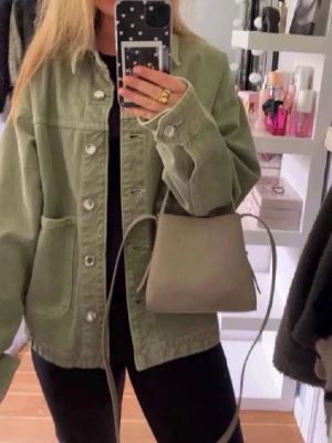 Trendig Zara jeansjacka   - Jättesnygg!!! Säljer då jag råkade få flera likadana. 💕