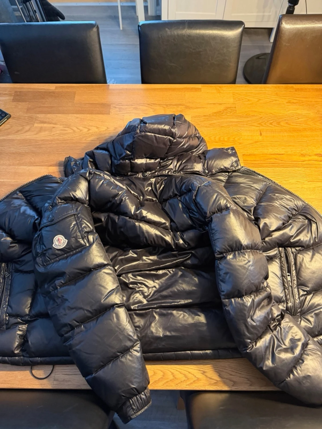 Svart dunjacka från Moncler med huva - 2