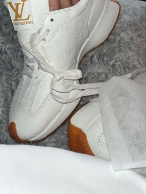 Vita Louis Vuitton sneakers - Oanvända vita Lv skor 