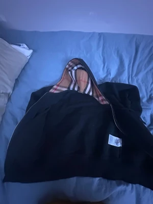 Burberry - En snygg burberry zip i bra kvalité, väldigt stilig och passar bra! Skulle rekommendera den!