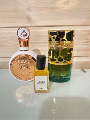 Parfymtrio: Lush, Qimmah & Ard Al Zaafaran - Dem är bara luktade på aldrig använda annars. Gillar ej dofters därav säljer jag som ett paket.  1. Lattafa Bade’e Al Oud (vit/rosé) Köpt för ca 450kr Söt, varm, vanilj + oud. Kvällsdoft.  2. Lush Chelsea Morning Köp för ca 450 kr Fräsch citrus, mjuk sötma. Vardaglig.  3. Lattafa Qimmah (grön/guld) Köpt för ca 350 Träig, kryddig, varm. Sensuell.