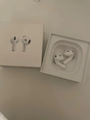 Apple AirPods 4 trådlösa hörlurar - Säljer mina original airpods 4 (utan skalet) eftersom jag har tappat mitt skal. Dom är nästa helt nya och funkar perfekt 