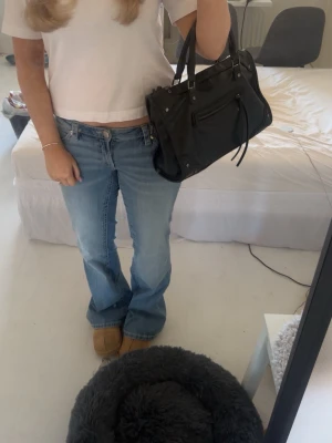 Blå lågmidjade bootcut jeans - Säljer ett par ljusblå lågmidjade bootcut jeans från Gina Tricot, använda vid ett tillfälle deför priset. Säljer för att de inte passar mig. 💞