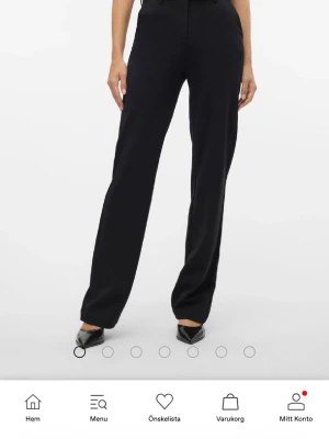 Svarta kostymbyxor med raka ben - Stilrena svarta kostymbyxor med raka ben och dem är helt oanvända. Byxorna har klassisk dragkedja och knapp framtill samt diskreta fickor. Perfekta för en clean och modern look. Materialet ser ut att vara en mjuk och följsam mix, troligen polyester eller viskos. Byxan är i st 38 men skulle säga att de passar 36 då jag har det! Nypris är 449. Pris kan diskuteras💕