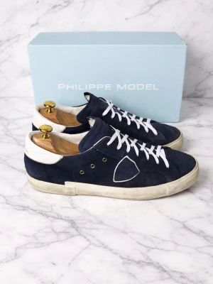 Blå Philippe model sneakers  - Blåa Philippe model sneakers                                                                                            Storlek: 45                                                                                                     Bra men använt skick. Lite skador inuti skon| Be om bilder. Rabbat om man följer| priset går att diskutera 