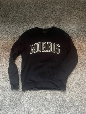 Svart sweatshirt från Morris - Säljer en svart sweatshirt från Morris i storlek, 350kr!