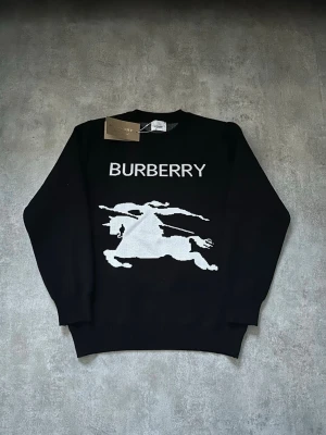 Svart stickad tröja från Burberry - Helt ny. Hör av vid minsta fundering 💫