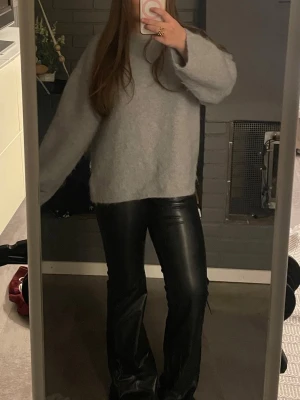 Svarta skinnbyxor - Säljer ett par svarta skinnbyxor med bootcut passform. Använda 1 gång