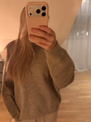 stickad tröja - jättefin beige stickad tröja🤍🤞🏽storlek S men passar M